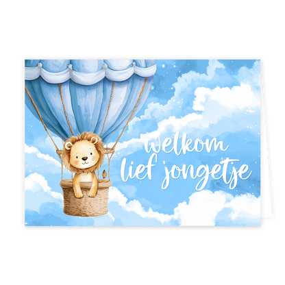 Welkom lief jongetje - Formaat: Klein - Vorm: Liggend - Geboortekaart - Op deze wenskaart is een schattig leeuwtje te zien dat in het mandje van een blauwe heteluchtballon zit. De achtergrond toont een blauwe lucht met witte wolken en subtiele lichtpuntjes. Rechts van de ballon staat in een sierlijk, wit lettertype de tekst "welkom lief jongetje". De gehele afbeelding is uitgevoerd in een zachte aquarelstijl. - Snelwenskaart
