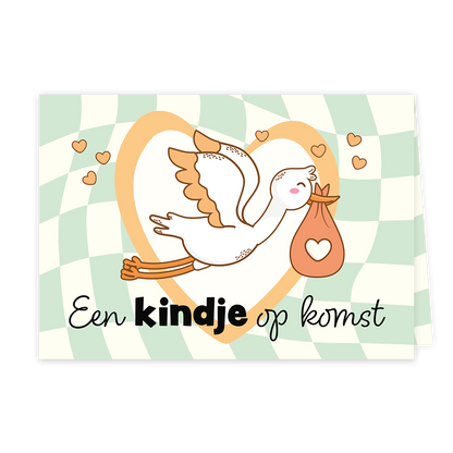 Een kindje op komst - Formaat: Klein - Vorm: Liggend - Geboortekaart - Op deze wenskaart staat een ooievaar met een zakje met daarop een wit hartje. Op de achtergrond staat een groot hart met vakjes in de kleuren groen en beige. Onder de ooievaar staat de tekst: "Een kindje op komst". - Snelwenskaart