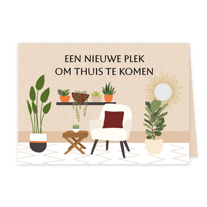 Een nieuwe plek om thuis te komen - Formaat: Klein - Vorm: Liggend - Woningkaart - Op deze wenskaart staat een woonkamer met planten en een stoel. Bovenaan staat de tekst: "Een nieuwe plek om thuis te komen". - Snelwenskaart