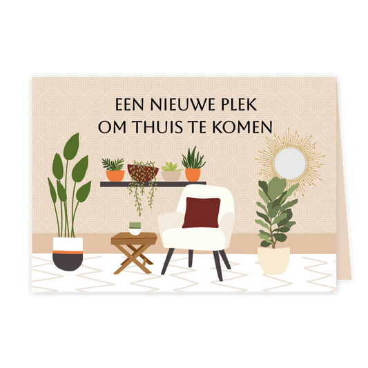 Een nieuwe plek om thuis te komen - Formaat: Klein - Vorm: Liggend - Woningkaart - Op deze wenskaart staat een woonkamer met planten en een stoel. Bovenaan staat de tekst: "Een nieuwe plek om thuis te komen". - Snelwenskaart