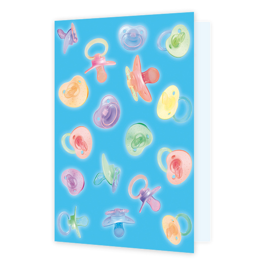 Spenen - Formaat: Klein - Vorm: Staand - Geboortekaart - Op deze wenskaart staan babyspeentjes in de kleuren groen, geel, blauw, paars en roze, op een blauwe achtergrond. - Snelwenskaart