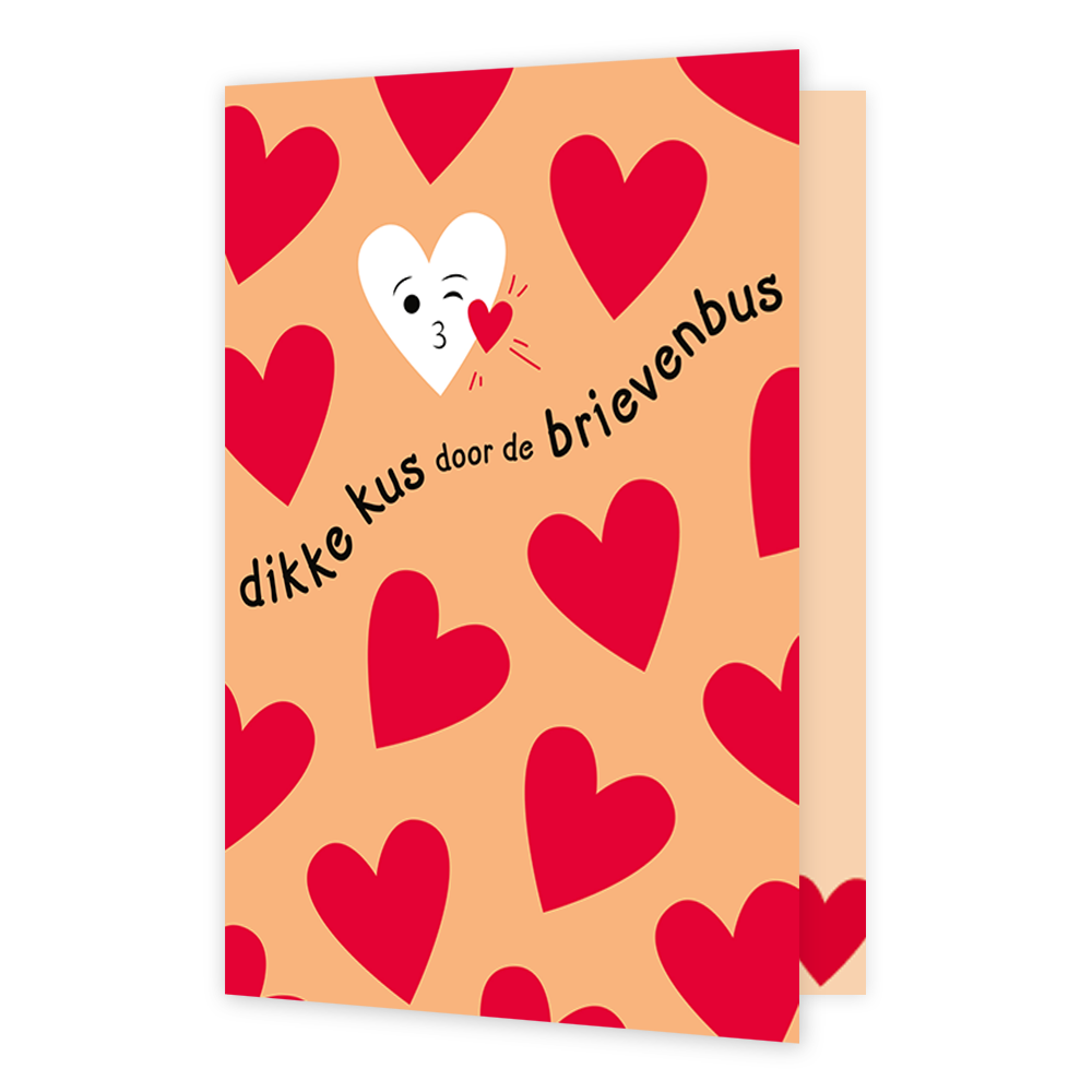 Dikke kus door de brievenbus - Formaat: Klein - Vorm: Staand - Liefdeskaart - Op deze wenskaart staan meerdere harten met daartussenin de tekst: "Dikke kus door de brievenbus". - Snelwenskaart