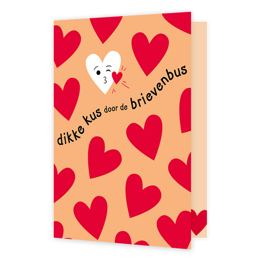 Dikke kus door de brievenbus - Formaat: Klein - Vorm: Staand - Liefdeskaart - Op deze wenskaart staan meerdere harten met daartussenin de tekst: "Dikke kus door de brievenbus". - Snelwenskaart