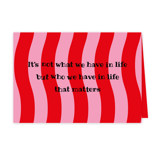 Who we have in life - Formaat: Klein - Vorm: Liggend - Vriendschapskaart - Op deze wenskaart zijn roze en rode lijnen te zien met in het midden de tekst: "It's not what we have in life but who we have in life that matters". - Snelwenskaart