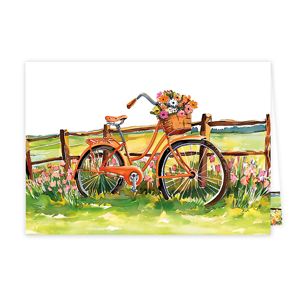Fiets - Formaat: Klein - Vorm: Liggend - Blanco kaart - Op deze wenskaart staat een oranje fiets afgebeeld die geparkeerd staat voor een houten hek in een groen landschap. Aan het stuur van de fiets hangt een mandje dat gevuld is met een kleurrijk boeket bloemen. De voorgrond is gevuld met gras en diverse bloemen die in een losse, schilderachtige stijl zijn weergegeven. De illustratie heeft een frisse, zomerse uitstraling met een witte achtergrond. - Snelwenskaart