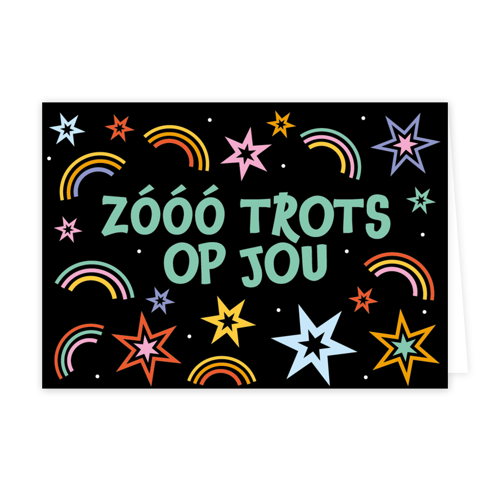 Zó trots op jou - Formaat: Klein - Vorm: Liggend - Complimentenkaart - Op deze wenskaart staan sterren en regenbogen op een zwarte achtergrond, met in het midden de tekst: "Zóóó trotos op jou". - Snelwenskaart