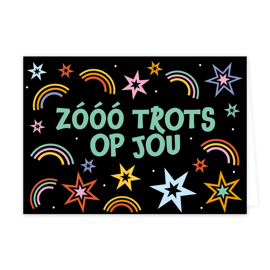 Zó trots op jou - Formaat: Klein - Vorm: Liggend - Complimentenkaart - Op deze wenskaart staan sterren en regenbogen op een zwarte achtergrond, met in het midden de tekst: "Zóóó trotos op jou". - Snelwenskaart