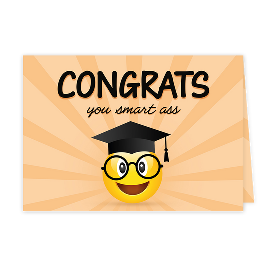 Congrats you smart ass - Formaat: Klein - Vorm: Liggend - Geslaagd kaart - Op deze wenskaart staat een lachende emoji met een zwarte afstudeerhoed en een bril afgebeeld. Boven de emoji staat in zwarte letters de tekst "CONGRATS" met daaronder in een cursief lettertype de tekst "you smart ass". De achtergrond is licht oranje en heeft een stralend, stervormig patroon. - Snelwenskaart