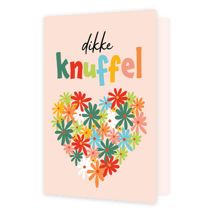 Dikke knuffel - Formaat: Klein - Vorm: Staand - Vriendschapskaart - Op deze wenskaart staat een hartje gemaakt van bloemen in de kleuren rood, groen, blauw, geel, roze en wit. Daarboven staat de tekst: "Dikke knuffel". - Snelwenskaart