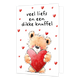  Op deze wenskaart staat een pluizige teddybeer afgebeeld die een groot, glinsterend rood hart vasthoudt. De achtergrond is wit en is versierd met meerdere kleine, rode hartjes die om de beer heen zweven. Bovenaan staat in zwarte, handgeschreven letters de tekst "veel liefs en een dikke knuffel". De gehele illustratie heeft een zachte, warme uitstraling. 