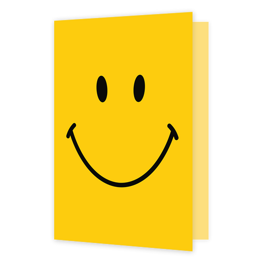 Smiley - Formaat: Klein - Vorm: Staand - Blanco kaart - Op deze wenskaart staat een iconisch en minimalistisch ontwerp van een smiley. De volledige voorzijde van de kaart heeft een heldere, warmgele achtergrond. In het midden zijn twee verticale zwarte ovalen afgebeeld als ogen, met daaronder een brede, zwarte gebogen lijn die een glimlach vormt, compleet met kleine opstaande streepjes aan de uiteinden. - Snelwenskaart