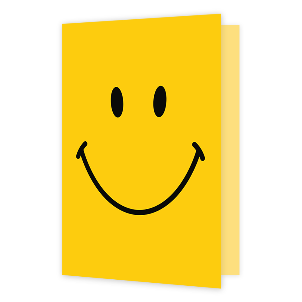 Op deze wenskaart staat een iconisch en minimalistisch ontwerp van een smiley. De volledige voorzijde van de kaart heeft een heldere, warmgele achtergrond. In het midden zijn twee verticale zwarte ovalen afgebeeld als ogen, met daaronder een brede, zwarte gebogen lijn die een glimlach vormt, compleet met kleine opstaande streepjes aan de uiteinden.