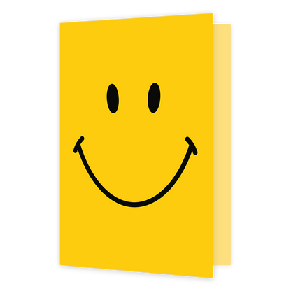 Op deze wenskaart staat een iconisch en minimalistisch ontwerp van een smiley. De volledige voorzijde van de kaart heeft een heldere, warmgele achtergrond. In het midden zijn twee verticale zwarte ovalen afgebeeld als ogen, met daaronder een brede, zwarte gebogen lijn die een glimlach vormt, compleet met kleine opstaande streepjes aan de uiteinden.