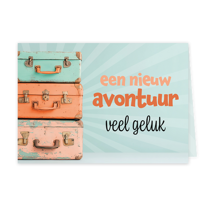 Op deze wenskaart staan drie koffer opgestapeld met daarnaast de tekst: "Een nieuw avontuur veel geluk". 