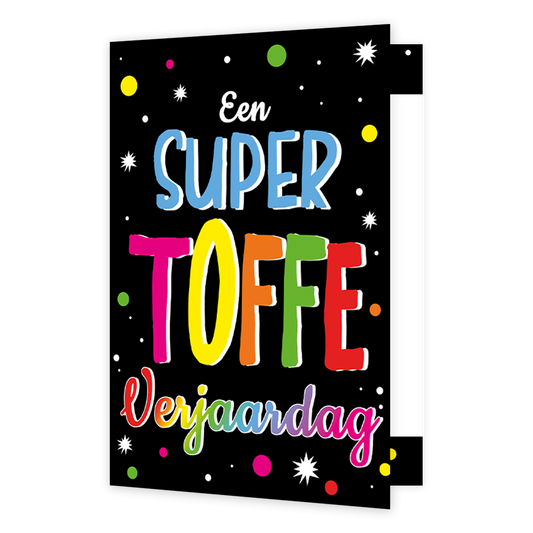 Een super toffe verjaardag - Formaat: Klein - Vorm: Staand - Verjaardagskaart - Op deze wenskaart staat de tekst: "Een super toffe verjaardag" op een zwarte achtergrond met sterren en stippen. - Snelwenskaart