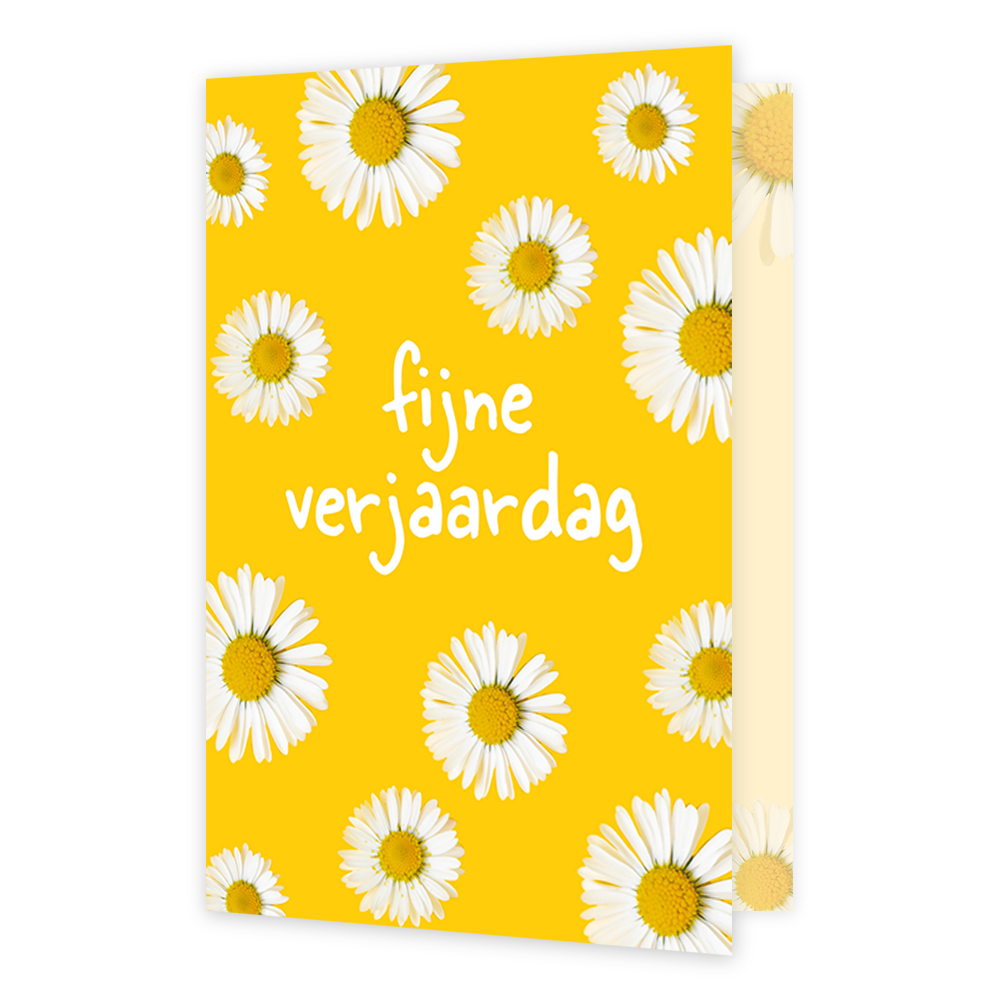Fijne verjaardag - Formaat: Klein - Vorm: Staand - Verjaardagskaart - Op deze wenskaart staat de tekst "fijne verjaardag" in witte, handgeschreven letters centraal afgebeeld. De achtergrond is felgeel en is versierd met meerdere witte madeliefjes met gele harten die verspreid over de kaart staan. De bloemen zijn in verschillende groottes afgebeeld en creëren een vrolijk, zomers patroon. - Snelwenskaart