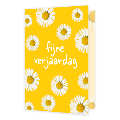 Fijne verjaardag - Formaat: Klein - Vorm: Staand - Verjaardagskaart - Op deze wenskaart staat de tekst "fijne verjaardag" in witte, handgeschreven letters centraal afgebeeld. De achtergrond is felgeel en is versierd met meerdere witte madeliefjes met gele harten die verspreid over de kaart staan. De bloemen zijn in verschillende groottes afgebeeld en creëren een vrolijk, zomers patroon. - Snelwenskaart