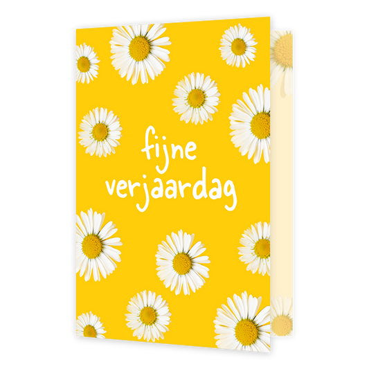 Fijne verjaardag - Formaat: Klein - Vorm: Staand - Verjaardagskaart - Op deze wenskaart staat de tekst "fijne verjaardag" in witte, handgeschreven letters centraal afgebeeld. De achtergrond is felgeel en is versierd met meerdere witte madeliefjes met gele harten die verspreid over de kaart staan. De bloemen zijn in verschillende groottes afgebeeld en creëren een vrolijk, zomers patroon. - Snelwenskaart