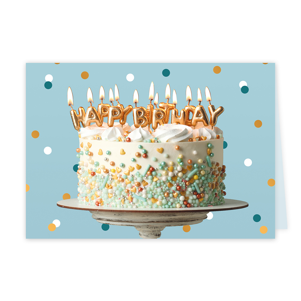 Happy birthday - Formaat: Klein - Vorm: Liggend - Verjaardagskaart - Op deze wenskaart staat een feestelijke afbeelding van een rijk versierde verjaardagstaart op een witte taartstandaard. De taart is bedekt met wit glazuur en aan de onderzijde uitbundig gedecoreerd met kleurrijke hagelslag en suikerbolletjes in tinten zoals mintgroen, geel en brons. Bovenop de taart prijken toeven witte slagroom en brandende kaarsjes in de vorm van goudkleurige letters die samen de woorden "HAPPY BIRTHDAY" vormen. De acht