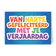  Op deze wenskaart staat de tekst "VAN HARTE GEFELICITEERD MET JE VERJAARDAG" in grote, kleurrijke letters centraal afgebeeld. De woorden zijn uitgevoerd in verschillende kleuren, waaronder rood, geel, oranje, roze, groen en paars, en zijn voorzien van een witte omlijning. De gehele tekst is geplaatst tegen een blauwe achtergrond die naar het midden toe lichter van kleur wordt. 