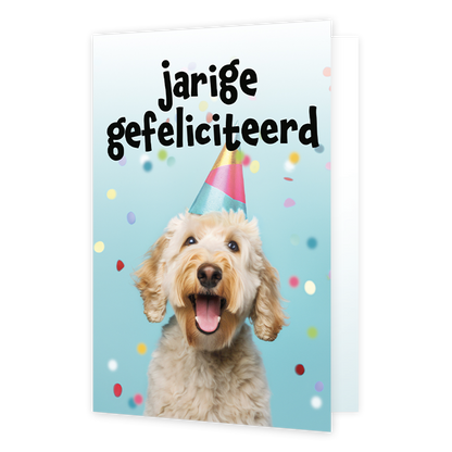 Jarige gefeliciteerd - Formaat: Klein - Vorm: Staand - Verjaardagskaart - Op deze wenskaart staat een hond met een feesthoedje op en daarboven de tekst: "Jarige gefeliciteerd". - Snelwenskaart
