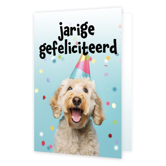 Jarige gefeliciteerd - Formaat: Klein - Vorm: Staand - Verjaardagskaart - Op deze wenskaart staat een hond met een feesthoedje op en daarboven de tekst: "Jarige gefeliciteerd". - Snelwenskaart