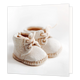 Babyschoentjes - Formaat: Standaard - Vorm: Vierkant - Geboortekaart - Op deze wenskaart staat een illustratie van twee beige, stoffen babyschoentjes die dicht bij elkaar op een lichte ondergrond zijn geplaatst. De schoentjes zijn voorzien van veters die gestrikt zijn en hebben een grove stikrand rondom de zool. Er is geen tekst op de illustratie te zien. - Snelwenskaart