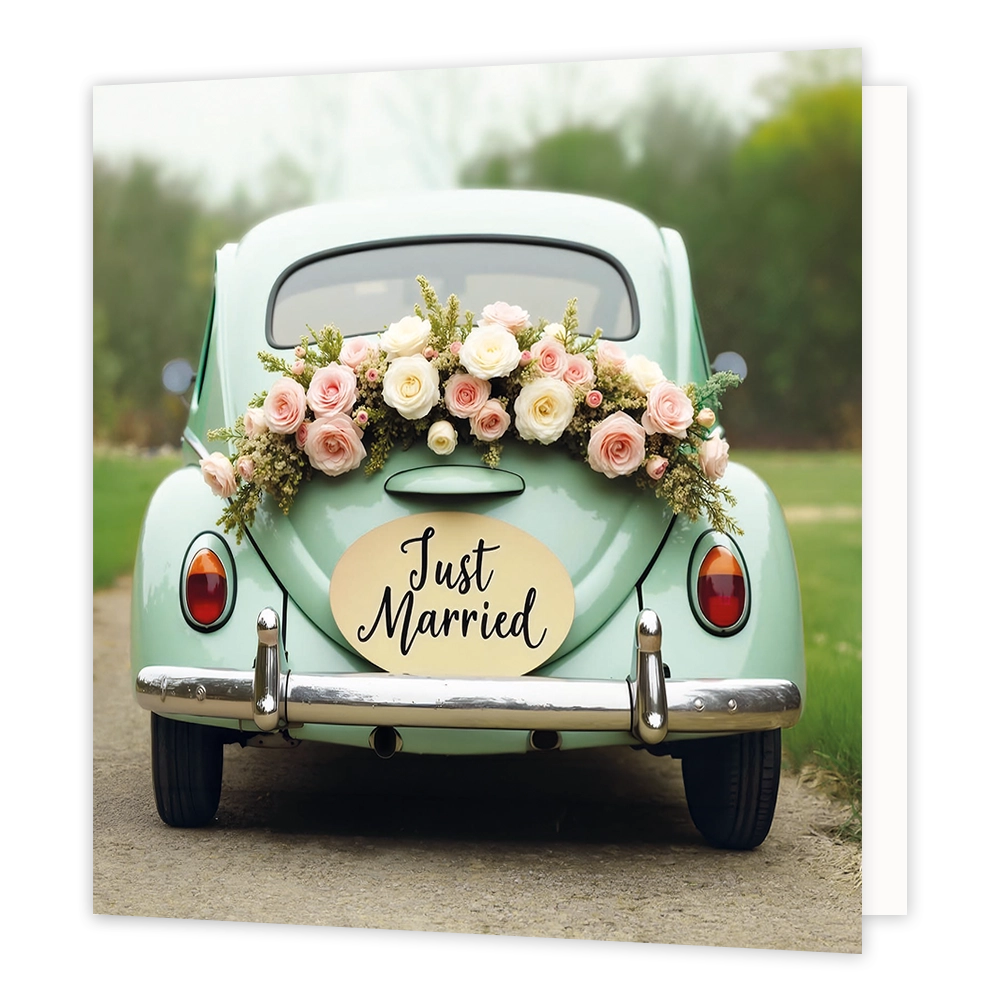 Just married - Formaat: Standaard - Vorm: Vierkant - Huwelijkskaart - Op deze wenskaart is een vintage lichtgroene auto te zien, geparkeerd op een landweggetje. De achterkant van de auto is versierd met een bloemstuk bestaande uit witte en lichtroze rozen. Boven de chromen bumper hangt een ovaal bord met de tekst "Just Married" in zwarte letters. Op de achtergrond is een onscherpe weergave van bomen en gras te zien. - Snelwenskaart