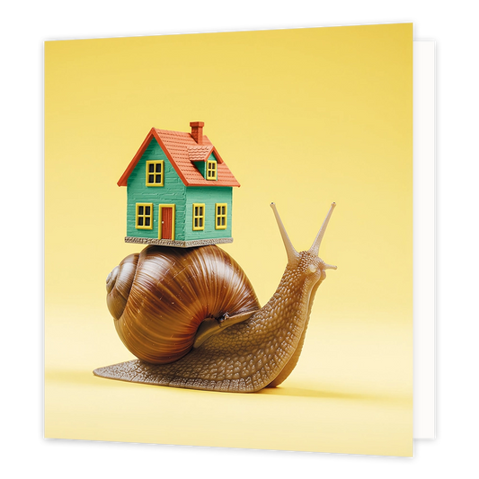 Slakkenhuis - Formaat: Standaard - Vorm: Vierkant - Woningkaart - Op deze wenskaart staat een illustratie van een slak met op zijn schelp een klein, groen speelgoedhuisje met een rood dak geplaatst. Het tafereel bevindt zich tegen een effen gele achtergrond. Er is geen tekst op de illustratie zichtbaar. - Snelwenskaart