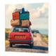 Volgepakte auto - Formaat: Standaard - Vorm: Vierkant - Blanco kaart - Op deze wenskaart staat een illustratie van een rode auto die over een landweg rijdt, zwaar beladen met een grote stapel koffers, tassen en zakken op het dak. De auto rijdt van de kijker af op een landweg onder een bewolkte lucht. - Snelwenskaart