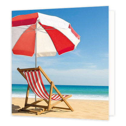 Strandstoel - Formaat: Standaard - Vorm: Vierkant - Blanco kaart - Op deze wenskaart staat een illustratie van een lege strandstoel met rood-witte strepen, geplaatst op een zandstrand aan zee. Boven de stoel is een rood-witte parasol opgespannen tegen een heldere blauwe lucht. De achtergrond toont de oceaan met een zachte branding op de kustlijn. Er is geen tekst op de illustratie aanwezig. - Snelwenskaart