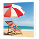 Strandstoel - Formaat: Standaard - Vorm: Vierkant - Blanco kaart - Op deze wenskaart staat een illustratie van een lege strandstoel met rood-witte strepen, geplaatst op een zandstrand aan zee. Boven de stoel is een rood-witte parasol opgespannen tegen een heldere blauwe lucht. De achtergrond toont de oceaan met een zachte branding op de kustlijn. Er is geen tekst op de illustratie aanwezig. - Snelwenskaart