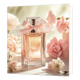 Parfum - Formaat: Standaard - Vorm: Vierkant - Blanco kaart - Op deze wenskaart staat een illustratie van een glazen parfumflesje met een helderroze lint dat om de hals is gestrikt. Het flesje is gevuld met een goudkleurige vloeistof en staat centraal opgesteld. Rondom het parfumflesje bevinden zich diverse roze en witte rozen en bloemblaadjes in een zachte belichting. Er is geen tekst op de illustratie zichtbaar. - Snelwenskaart