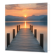 Ondergaande zon - Formaat: Standaard - Vorm: Vierkant - Blanco kaart - Op deze wenskaart staat een illustratie van een houten steiger die over een rustig wateroppervlak naar een zonsondergang of zonsopgang leidt. Aan weerszijden van de steiger steken houten palen omhoog en op de achtergrond zijn bergen en een oranjegekleurde lucht te zien. Er is geen tekst op de illustratie zichtbaar. - Snelwenskaart