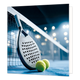 Padellen - Formaat: Standaard - Vorm: Vierkant - Blanco kaart - Op deze wenskaart staat een illustratie van een padelracket dat tegen een net leunt op een blauwe padelbaan. Er liggen twee gele padelballen voor het racket op de grond. De achtergrond is sfeervol verlicht met schijnwerpers in een indoor sportomgeving. Er is geen tekst op de illustratie zichtbaar. - Snelwenskaart