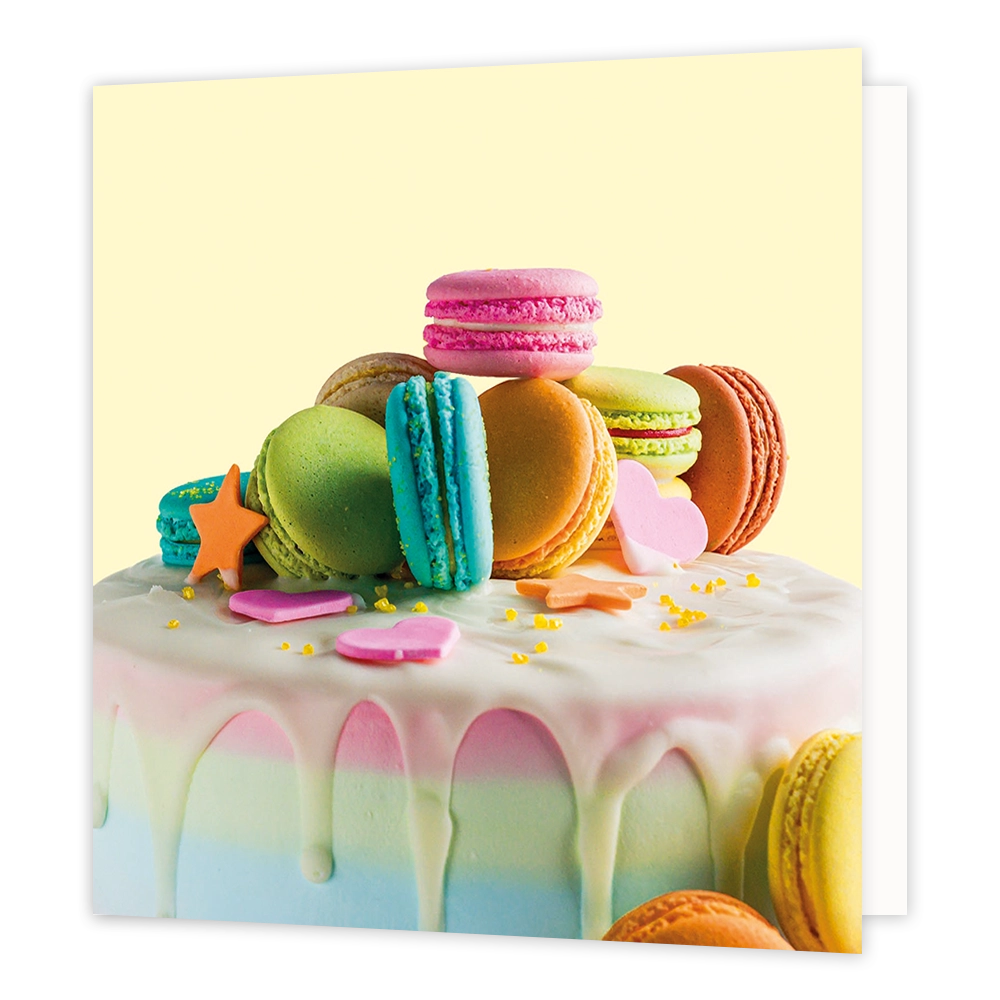 Macarontaart - Formaat: Standaard - Vorm: Vierkant - Blanco kaart - Op deze wenskaart staat een illustratie van een feestelijke taart met een glazuurlaag en langs de randen druipend glazuur. Bovenop de taart is een kleurrijke stapel van diverse macarons en kleine suikerdecoraties zoals sterretjes en hartjes te zien. Er is geen tekst op de illustratie zichtbaar. - Snelwenskaart