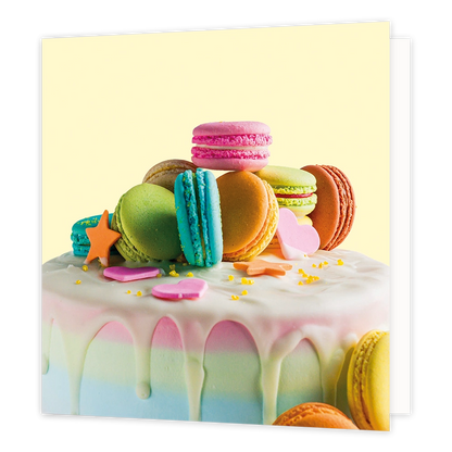 Macarontaart - Formaat: Standaard - Vorm: Vierkant - Blanco kaart - Op deze wenskaart staat een illustratie van een feestelijke taart met een glazuurlaag en langs de randen druipend glazuur. Bovenop de taart is een kleurrijke stapel van diverse macarons en kleine suikerdecoraties zoals sterretjes en hartjes te zien. Er is geen tekst op de illustratie zichtbaar. - Snelwenskaart