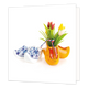 Klompen - Formaat: Standaard - Vorm: Vierkant - Blanco kaart - Op deze wenskaart staat een illustratie van twee paar houten klompen tegen een witte achtergrond. Links ligt een paar witte klompen versierd met blauwe bloemmotieven, en rechts staan gele klompen, waarvan de voorste dient als vaas gevuld met gekleurde tulpen en een rood-wit-blauw strikje. Er is geen tekst op de illustratie zichtbaar. - Snelwenskaart