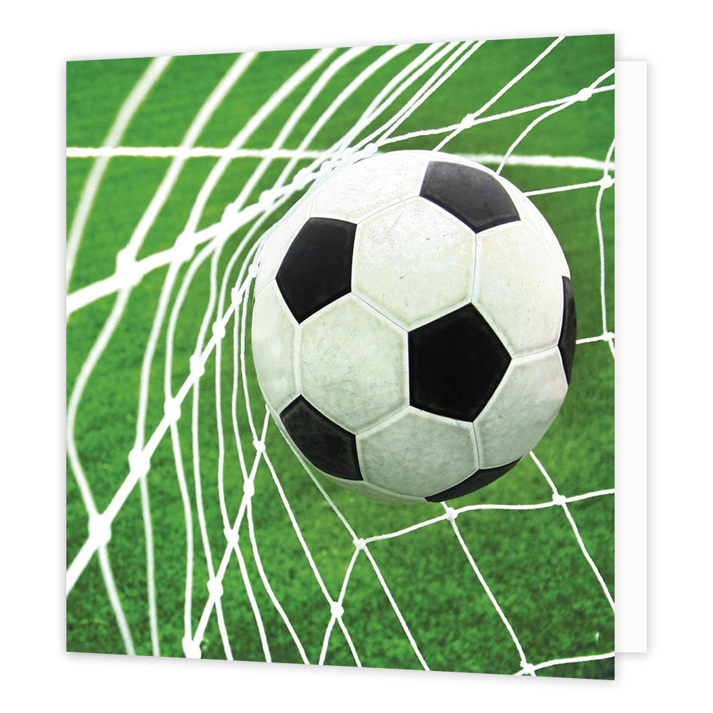 Voetbal - Formaat: Standaard - Vorm: Vierkant - Blanco kaart - Op deze wenskaart staat een illustratie van een klassieke zwart-wit gevoerde voetbal die net in het doel hangt, vast in de witte netten. Op de achtergrond is het groene gras van het voetbalveld zichtbaar. Er is geen tekst op de illustratie zichtbaar. - Snelwenskaart