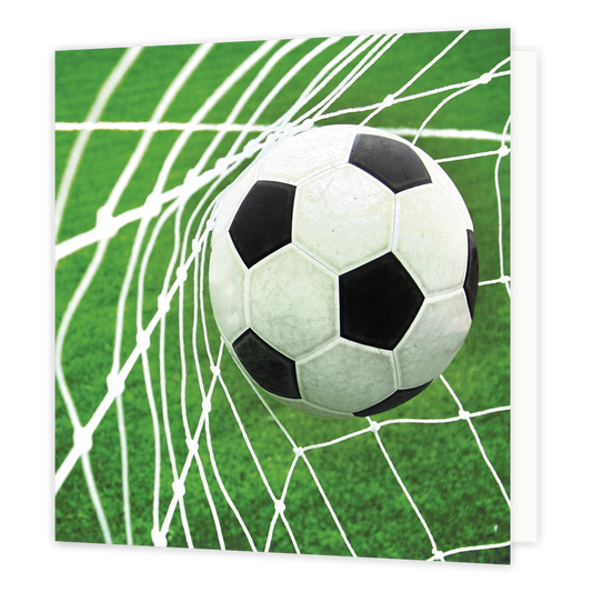 Voetbal - Formaat: Standaard - Vorm: Vierkant - Blanco kaart - Op deze wenskaart staat een illustratie van een klassieke zwart-wit gevoerde voetbal die net in het doel hangt, vast in de witte netten. Op de achtergrond is het groene gras van het voetbalveld zichtbaar. Er is geen tekst op de illustratie zichtbaar. - Snelwenskaart