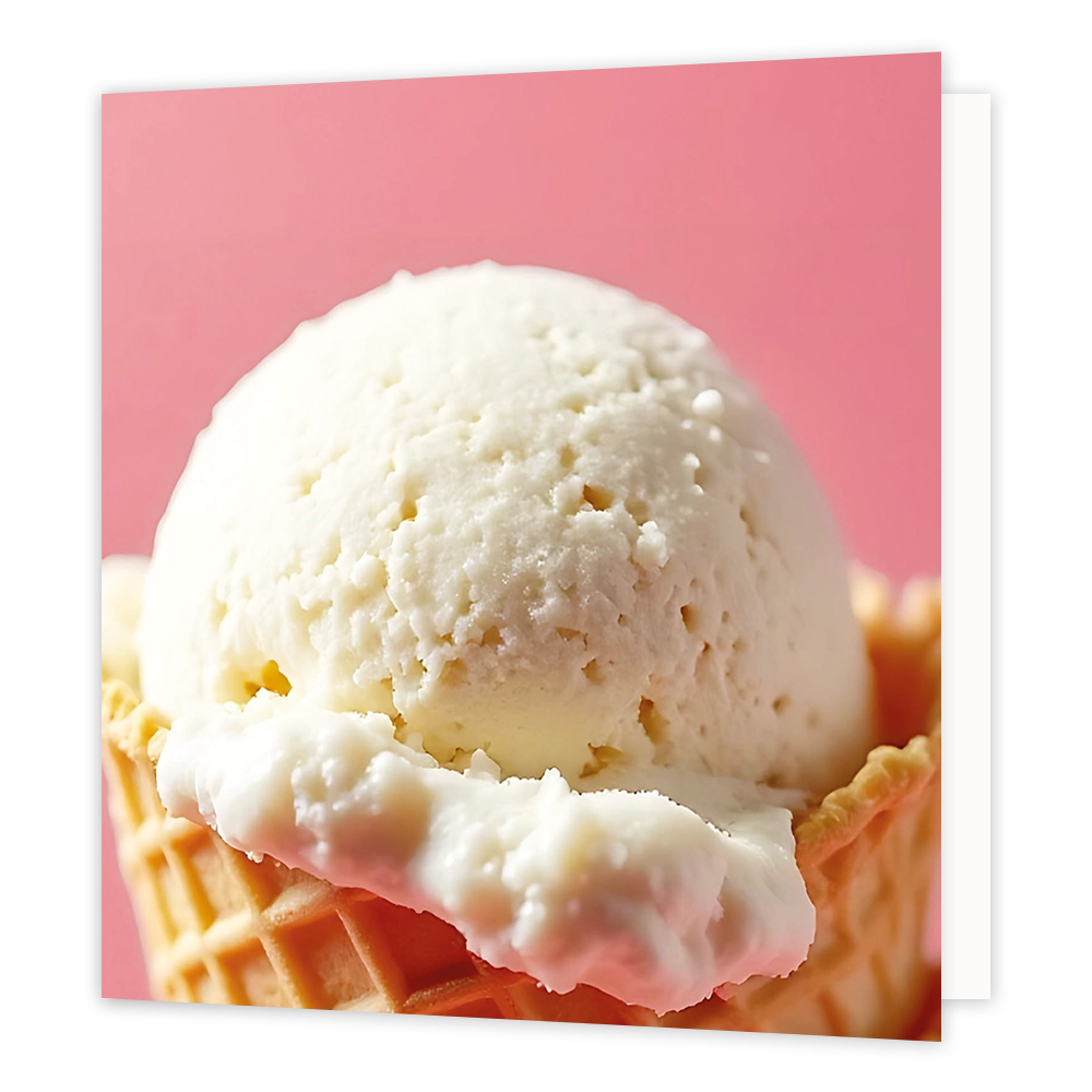 Ijshoorntje - Formaat: Standaard - Vorm: Vierkant - Blanco kaart - Op deze wenskaart staat een illustratie van een bolletje witte ijs in een knapperige wafelhoorntje, tegen een effen roze achtergrond. Er is geen tekst op de illustratie zichtbaar. - Snelwenskaart
