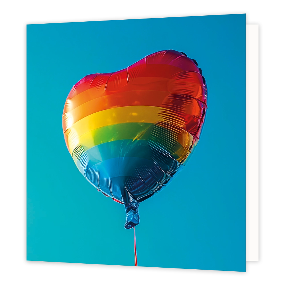 Regenboog ballon - Formaat: Standaard - Vorm: Vierkant - Blanco kaart - Op deze wenskaart staat een illustratie van een glanzende, hartvormige folieballon met de kleuren van een regenboog. De ballon hangt centraal tegen een egale, helderblauwe achtergrond. Aan de onderzijde van de ballon is een smal rood lintje zichtbaar. Er is geen tekst op de illustratie te zien. - Snelwenskaart