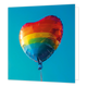 Regenboog ballon - Formaat: Standaard - Vorm: Vierkant - Blanco kaart - Op deze wenskaart staat een illustratie van een glanzende, hartvormige folieballon met de kleuren van een regenboog. De ballon hangt centraal tegen een egale, helderblauwe achtergrond. Aan de onderzijde van de ballon is een smal rood lintje zichtbaar. Er is geen tekst op de illustratie te zien. - Snelwenskaart