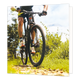 Mountainbike - Formaat: Standaard - Vorm: Vierkant - Blanco kaart - Op deze wenskaart staat een illustratie van een mountainbiker die over een hobbelig bospad rijdt, van dichtbij gefotografeerd vanuit een laag standpunt. De fietser draagt sportkleding, handschoenen en opvallende schoenen, omringd door groene begroeiing en bomen tegen een lichte lucht. Er is geen tekst op de illustratie zichtbaar. - Snelwenskaart