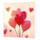 Hartjesballonnen - Formaat: Standaard - Vorm: Vierkant - Blanco kaart - Op deze wenskaart staat een illustratie van een tros hartvormige ballonnen in tinten rood en roze, die omhoogstijgen tegen een zachte, lichte achtergrond met wazige hartvormige accenten in de verte. Er is geen tekst op de illustratie zichtbaar. - Snelwenskaart