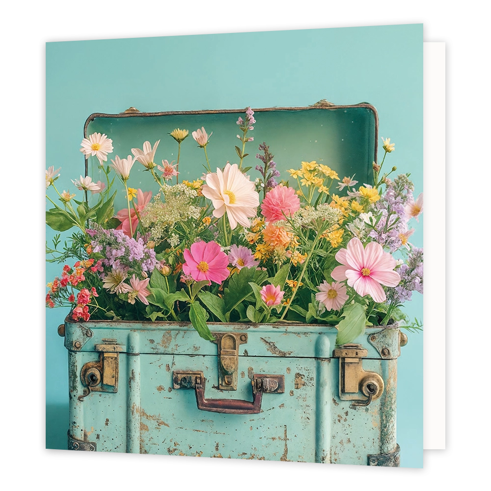 Koffer vol bloemen - Formaat: Standaard - Vorm: Vierkant - Blanco kaart - Op deze wenskaart staat een illustratie van een oude, lichtblauwe koffer die tot de rand toe gevuld is met een kleurrijke mix van diverse veldbloemen en zomerbloemen in zachte tinten zoals roze, geel en wit. De koffer heeft een vintage uitstraling met messingkleurige details en slijtageplekken, en staat afgebeeld tegen een effen lichtblauwe achtergrond. Er is geen tekst op de illustratie zichtbaar. - Snelwenskaart