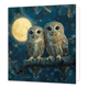 Uilen - Formaat: Standaard - Vorm: Vierkant - Blanco kaart - Op deze wenskaart staat een illustratie van twee uilen die knus naast elkaar op een boomtak zitten. De vogels hebben grote, ronde ogen en gedetailleerde bruine en witte veren. Op de achtergrond is een grote, heldere volle maan te zien te midden van een donkere nachthemel met sfeervolle lichtvlekjes en silhouetten van boombladeren. Er is geen tekst op de illustratie zichtbaar. - Snelwenskaart