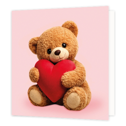 Teddybeer met hartje - Formaat: Standaard - Vorm: Vierkant - Blanco kaart - Op deze wenskaart staat een illustratie van een bruine pluche teddybeer die liefdevol een groot, rood hart vasthoudt. De beer zit voorovergebogen tegen een egale, zachtroze achtergrond. Er is geen tekst op de illustratie zichtbaar. - Snelwenskaart