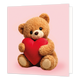 Teddybeer met hartje - Formaat: Standaard - Vorm: Vierkant - Blanco kaart - Op deze wenskaart staat een illustratie van een bruine pluche teddybeer die liefdevol een groot, rood hart vasthoudt. De beer zit voorovergebogen tegen een egale, zachtroze achtergrond. Er is geen tekst op de illustratie zichtbaar. - Snelwenskaart