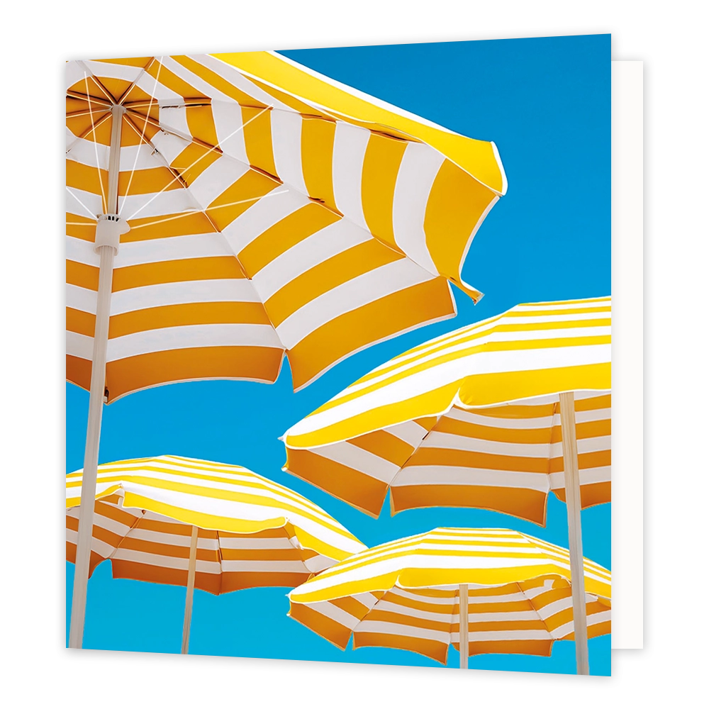 Parasols - Formaat: Standaard - Vorm: Vierkant - Blanco kaart - Op deze wenskaart staat een illustratie van vier gele en witte gestreepte parasols die van onderen tegen een helderblauwe lucht aan worden gekeken. De parasols hebben een vrolijk streepjespatroon en steken met hun stelen de lucht in. Er is geen tekst op de illustratie zichtbaar. - Snelwenskaart